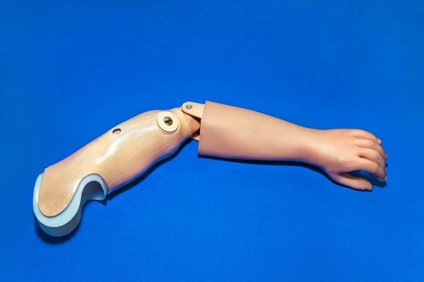 realistyczna proteza ręki